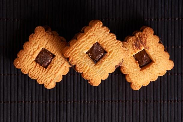 堆积巧克力碎片甜饼干向方式黑的表