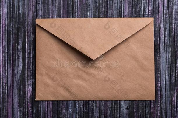 信封关于牛皮纸纸.爱信信封.木制的背景