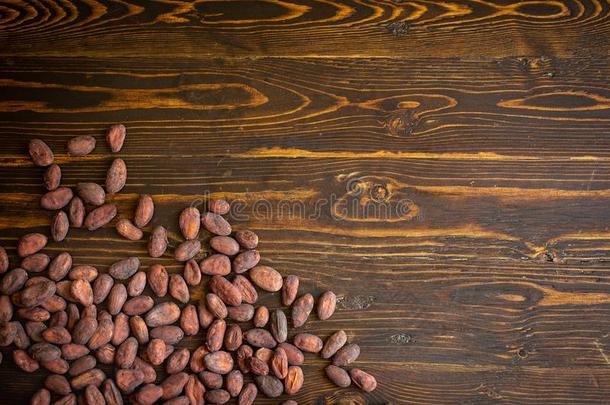 可可豆向老的自然的木制的背景