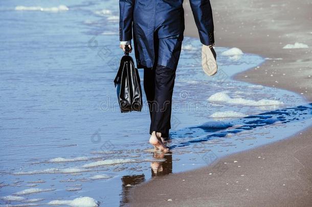 <strong>走光</strong>秃秃的脚海滩海男人脚裤子雨衣脚三角帆
