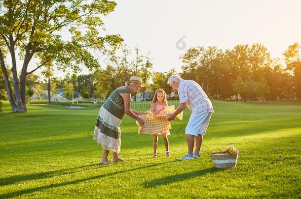 女孩和祖父母,野餐郊游.