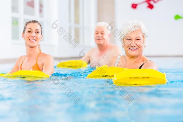 较高的和年幼的人采用水体操