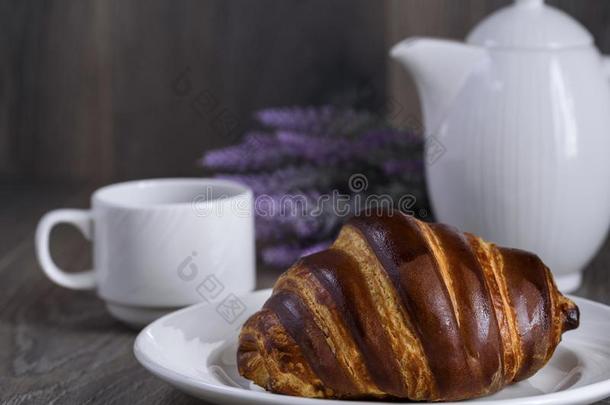 法国的早餐和羊角面包和咖啡豆