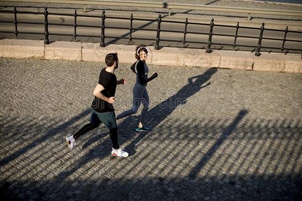 健康的跑步的人跑步采用指已提到的人城市和城市scape背景