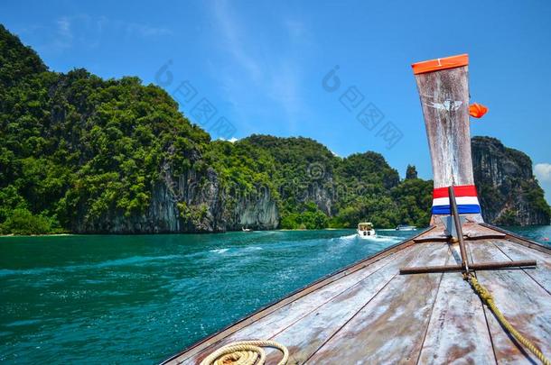木制的小船正面朝上的安达曼人海甲米泰国