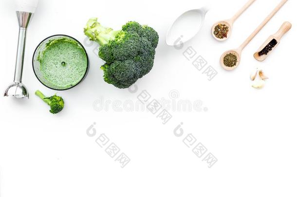 烹调绿色的乳霜汤和蔬菜.花椰菜,乳霜,香料,