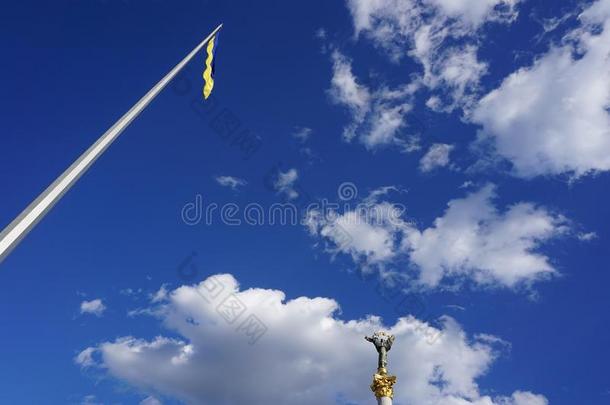 练兵场,卡什查蒂克,基辅,乌克兰.乌克兰人黄色的-蓝色旗