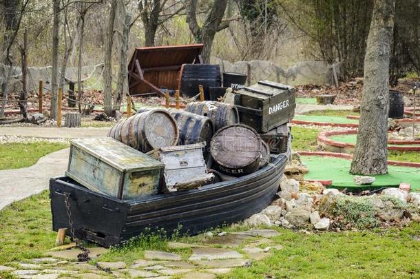 装饰的小船满的关于板条箱和桶向一袖珍型的东西高尔夫球.