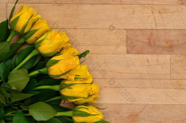 样板和木材背景和黄色的玫瑰
