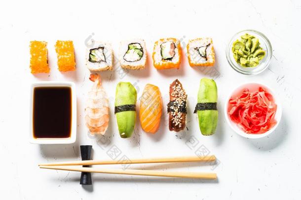 寿司和寿司辗放置向白色的背景.