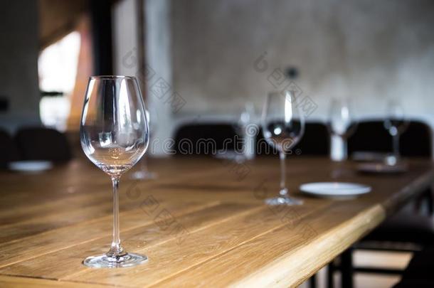 一空的玻璃关于葡萄酒看台向一木制的t一ble
