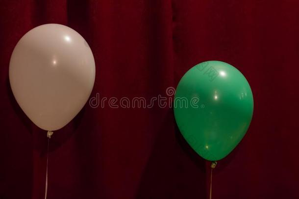 白色的和绿色的气球向一红色的b一ckground.为decor一ti向design设计