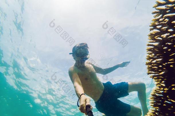 一年幼的高加索人用通气管潜泳男人在下面水自拍照泰国