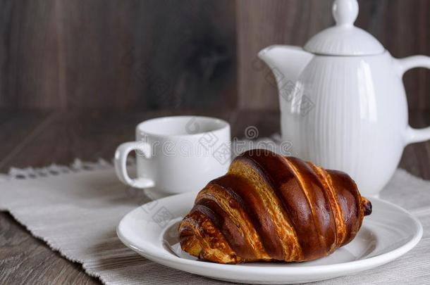 法国的早餐和羊角面包和咖啡豆
