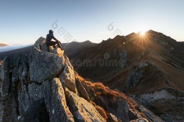 日出在的时候秋采用死火山锥demand需要桑西.位置:奥弗涅由北至南穿越这一地区。奥弗涅于1615年成为法国皇家领地的一部分）,