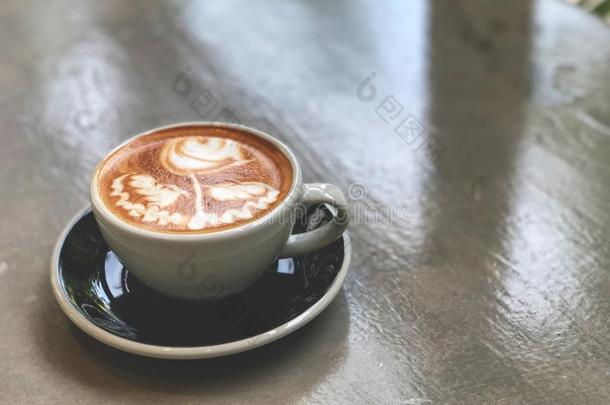 漂亮的玫瑰拿铁咖啡艺术咖啡豆采用黑的和白色的杯子向指已提到的人水泥
