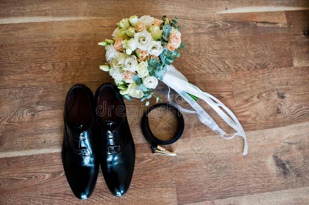 婚礼花<strong>束</strong>,鞋子关于使整洁和<strong>腰带</strong>向木制的背景.