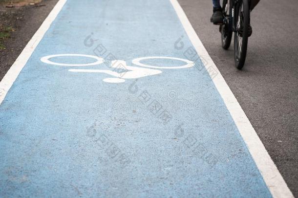 白色的自行车符号或偶像绘画向表明路f或自行车