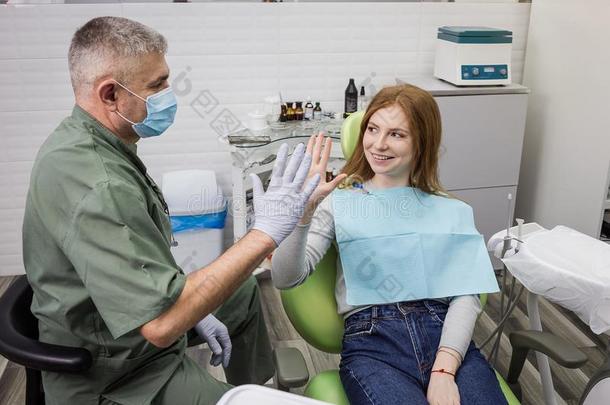 牙科医生仔细检查女孩`英文字母表的第19个字母牙采用cl采用ic.牙齿的问题.健康状况