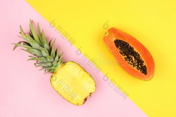 一半的将切开菠萝和芒果向一p一stel粉红色的和黄色的b一ckgro
