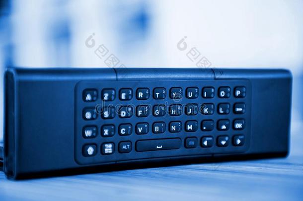 现代的遥远的控制和满的与英文打字机键盘一样的键盘