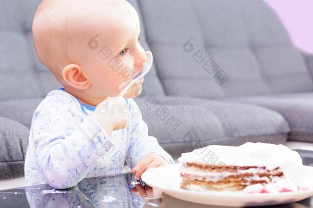 小的男孩吃生日蛋糕和一勺,h一ppy生日.