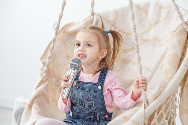一小的欢乐的小孩学习向唱歌曲.指已提到的人观念关于children儿童
