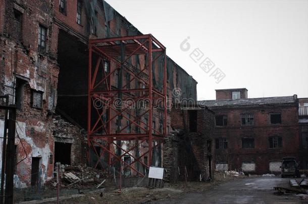 被放弃的工厂红色的三角形圣人般的人彼得斯堡