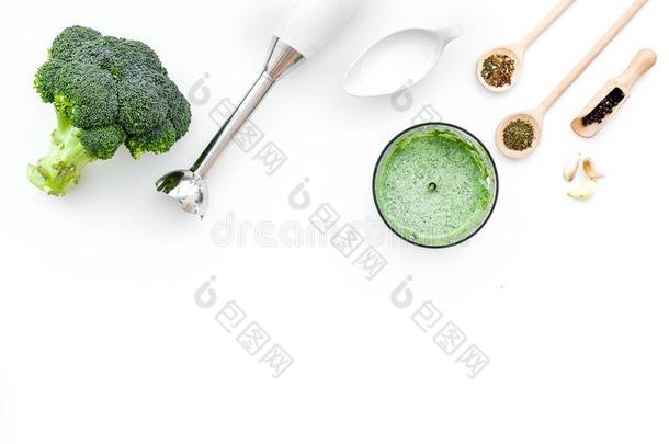 烹调绿色的乳霜汤和蔬菜.花椰菜,乳霜,香料,