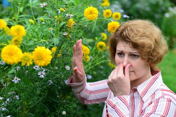 女人和和<strong>鼻炎</strong>在近处指已提到的人黄色的花