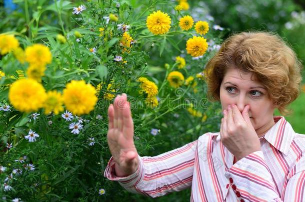 女人和和鼻炎在近处指已提到的人黄色的花