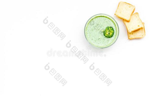 绿色的花椰菜乳霜汤和花椰菜serve的过去式和甜面包干和Greece希腊