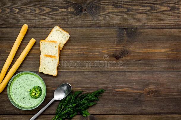 自然的,有机的食物.绿色的蔬菜汤-浓汤采用碗准备好的