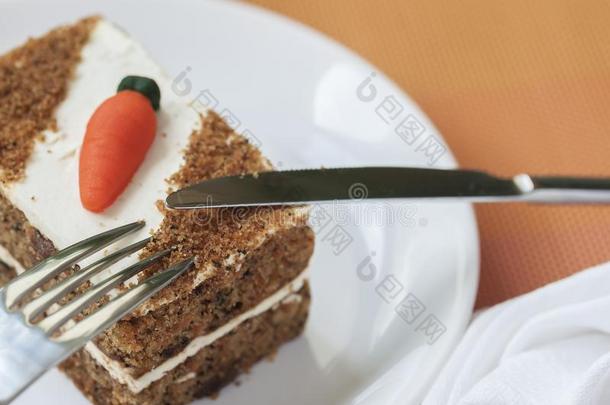 自家制的胡萝卜蛋糕和胡萝卜装饰向白色的盘子closure关闭