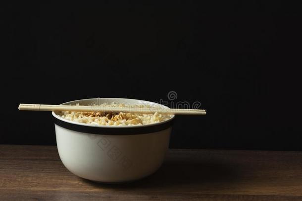 一碗关于美味的即时面条和筷子