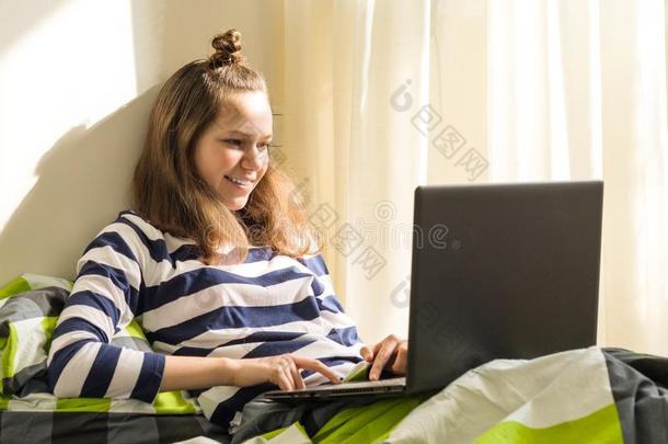 十几岁的女孩是（be的三单形式学习在家,用途便携式电脑