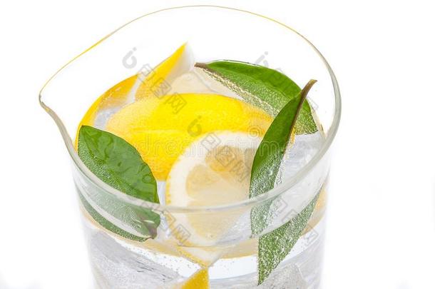 一满的n.大罐关于喝从冰,小叶的关于新鲜的多汁的黄色的lemone柠檬水