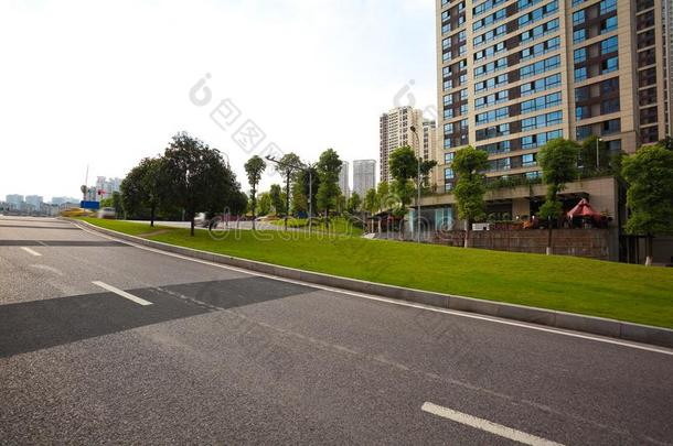 空的路表面地面和城市街景画建筑物