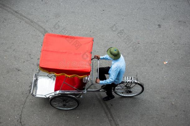 出租机动三轮车或三轮车驾驶员向河内大街