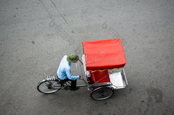 出租机动三轮车或三轮车驾驶员向河内大街