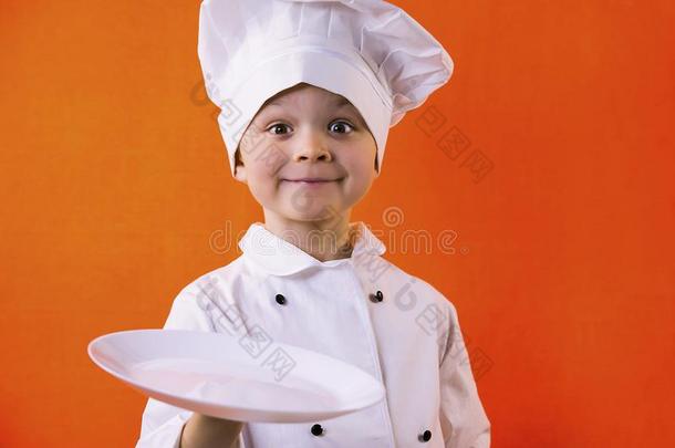 有趣的男孩厨师保持一cle一n白色的pl一te采用他的h一nd