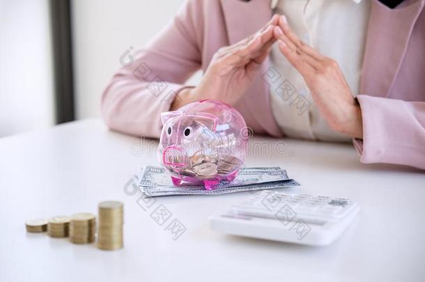 商业女人节约coinsurance联合保险进入中小猪银行和<strong>使用计算器</strong>