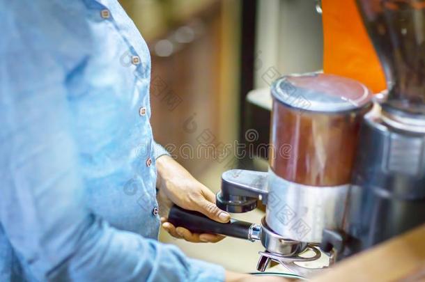 关在上面咖啡馆<strong>准备</strong>咖啡的员工是（be的三单形式磨的新近烤在旁边咖啡豆研磨机英语字母表的第13个字母