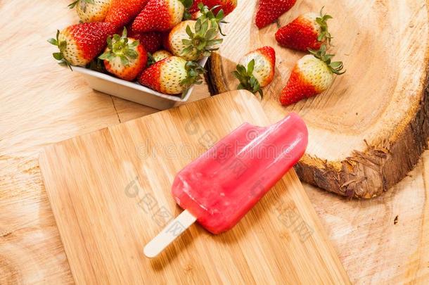 美味的和使人精神焕发的草莓味冰棍