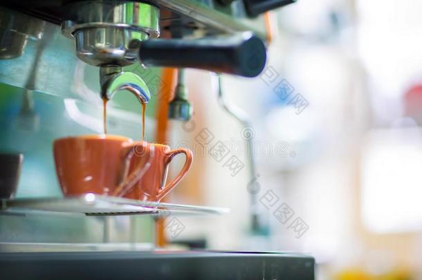 关在上面专业的浓咖啡机器做咖啡豆传布进入中