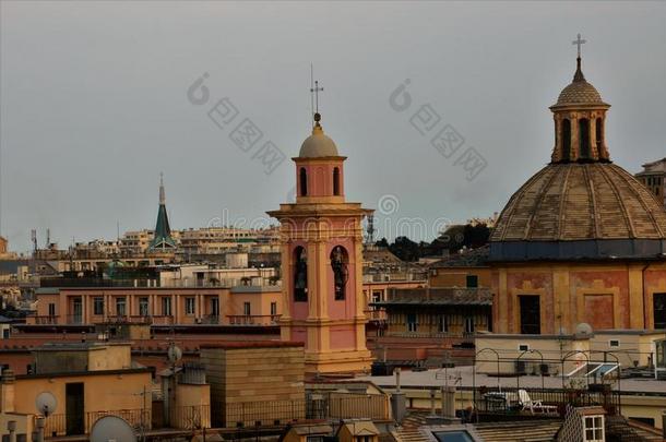 塔尖,圆屋顶和塔关于热那亚-热那亚L和marks