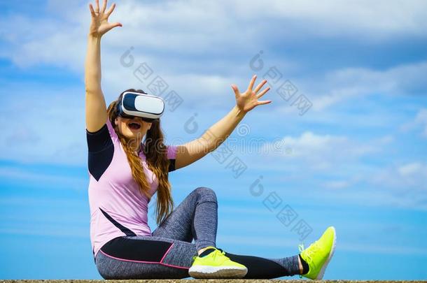 女人使人疲乏的VirtualReality虚拟现实在外面
