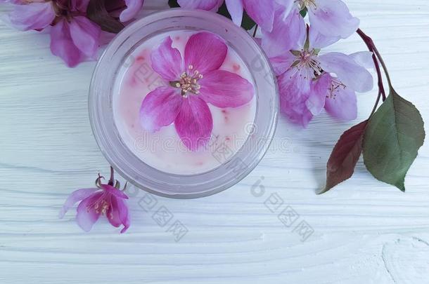 乳霜化妆品容器健康精神饱满粉红色的花向极少的量