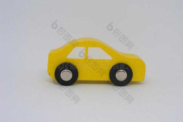 一小的黄色的玩具木制的汽车隔离的