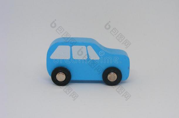 一小的蓝色玩具木制的汽车隔离的